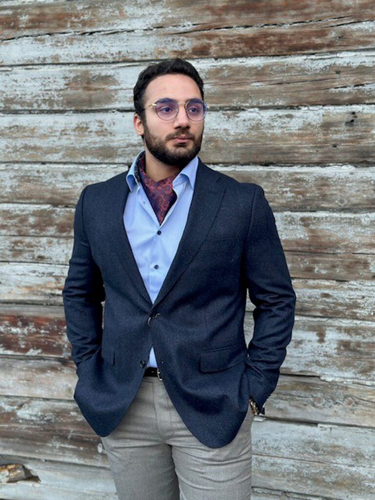 Eton lysblå skjorte med kontrastknapper inne i Frislid blazer