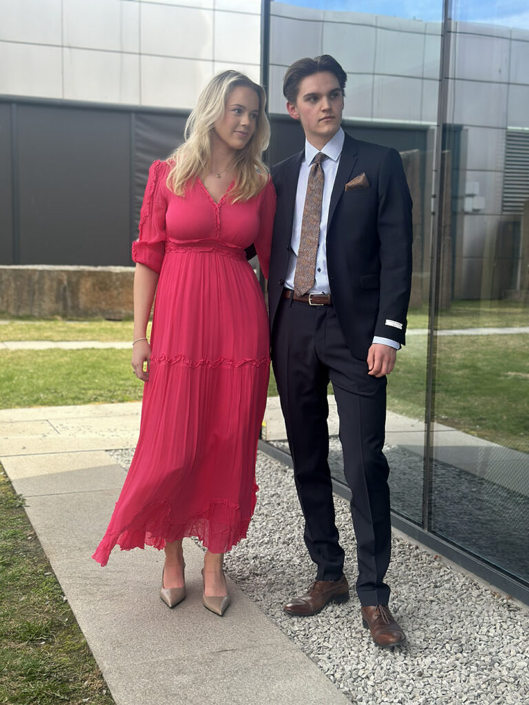 Valentina Maxi Dress fra BRDR. 2.499,-.Finnes i butikk på Strandtorget og på nett. Han i blå dress Tiger of Sweden 4.998,-.